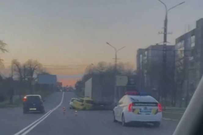 Новини Вінниці - фото з Аеропорт без Мазурця та вирок Малєцу: важливе за 24 квітня на 20minut.ua На Хмельницькому шосе Skoda «залетіла» під вантажівку