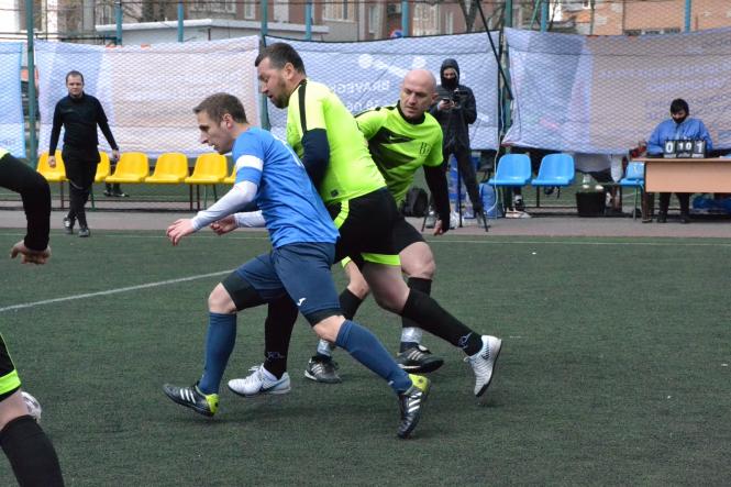 На зображенні може бути: 3 людей, люди стоять, people playing sports та трава