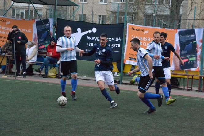 На зображенні може бути: 4 людей, люди стоять, people playing sports та просто неба