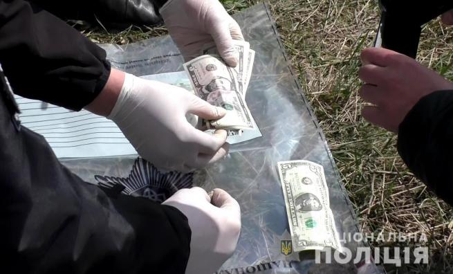 Новини Вінниці - фото з Біля Рівного затримали трьох вінничан на чорній «Toyota Camry» (ВІДЕО) На зображенні може бути: гроші