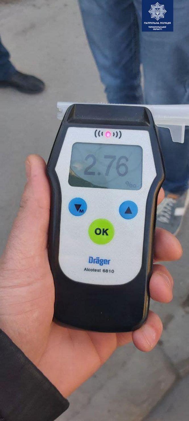 Новини Тернополя - фото з ДТП на вул. Б Хмельницького: п'яний мопедист влетів у Volkswagen