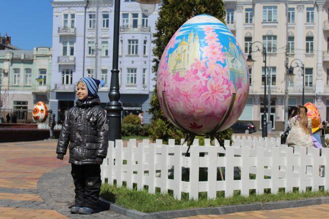 Новини Вінниці - фото з В людський зріст: погляньте, які велетенські писанки встановили у центрі Вінниці