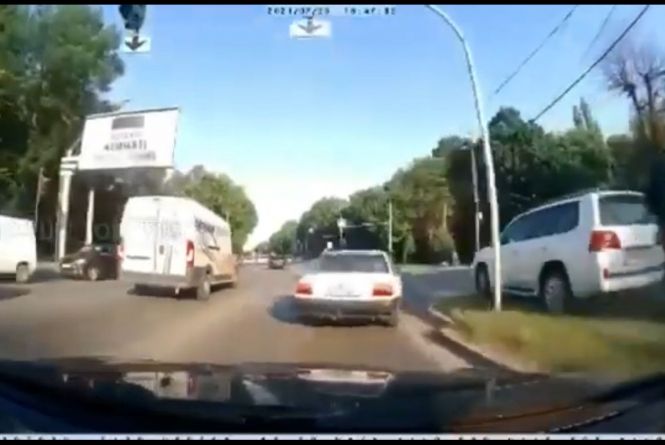 Водій елітного позашляховика розїжджав трамвайними коліями. І ледь не спровокував ДТП