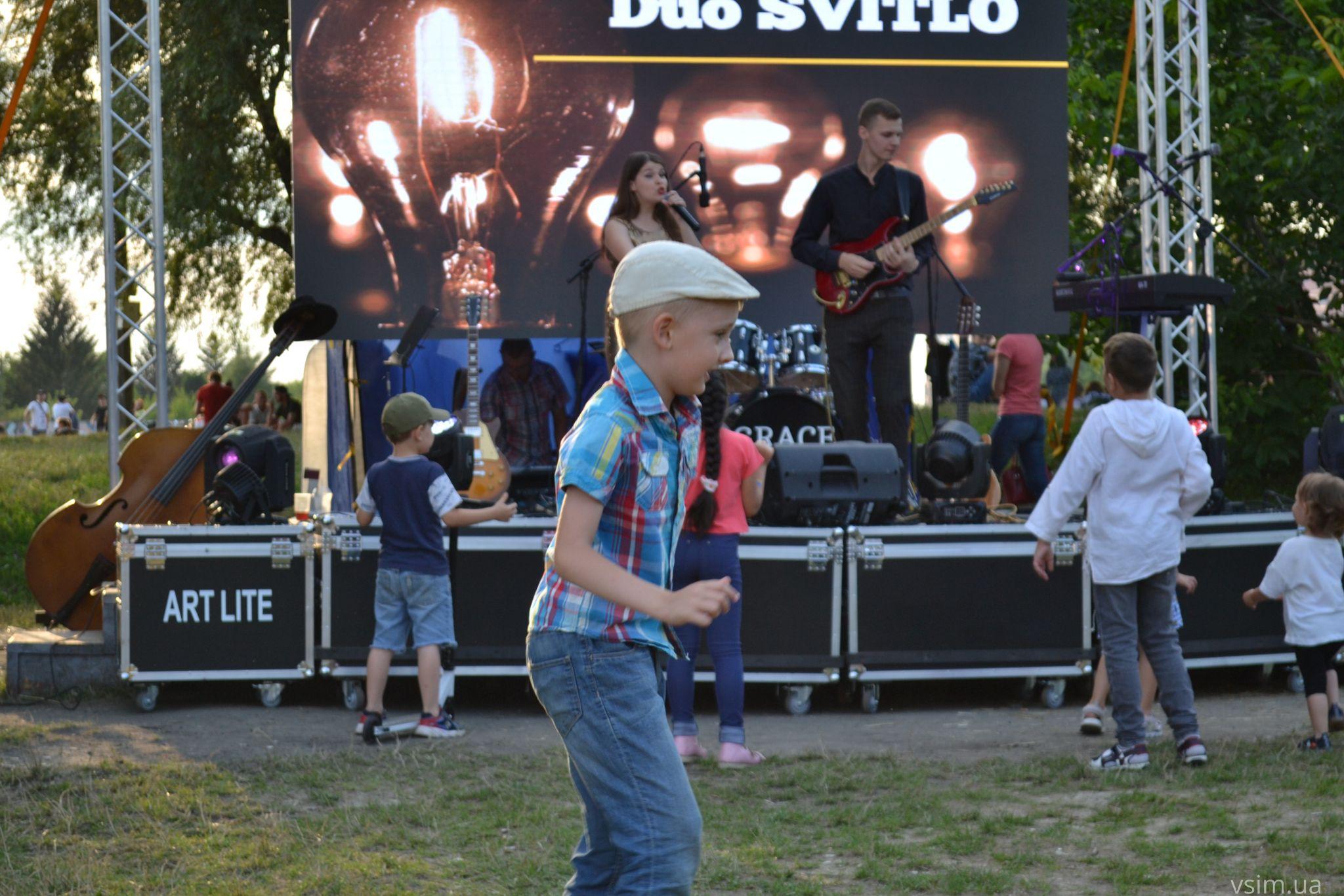 Новини Хмельницького - фото з Фудкорт, музика та кіно: у Молодіжному парку триває «Американський пікнік» (ФОТО, ВІДЕО)