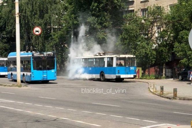 Новини Вінниці - фото з Позашляховиком по коліях, пожежа в тролейбусі та інше важливе за 24 липня на 20minut.ua На Вишеньці загорівся тролейбус. Що стало причиною і чи є постраждалі