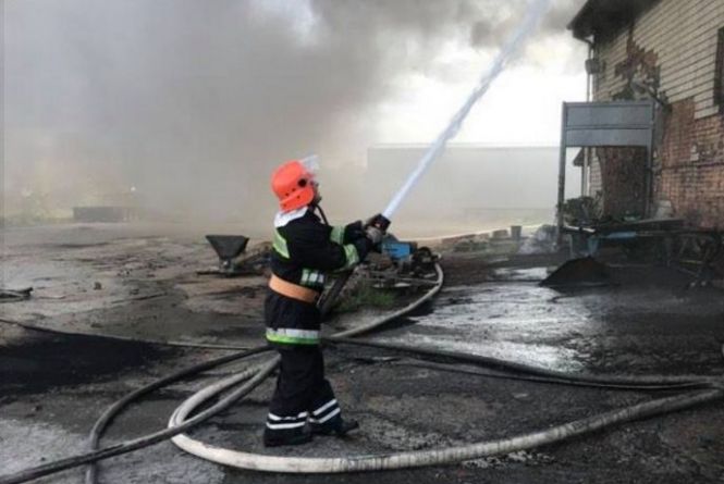 Новини Вінниці - фото з Горів склад «Соняху», будинок схожий на вулик та інше важливе за 23 липня на 20minut.ua Дим на колишньому молокозаводі. Сім пожежних машин гасили склад «Соняху»