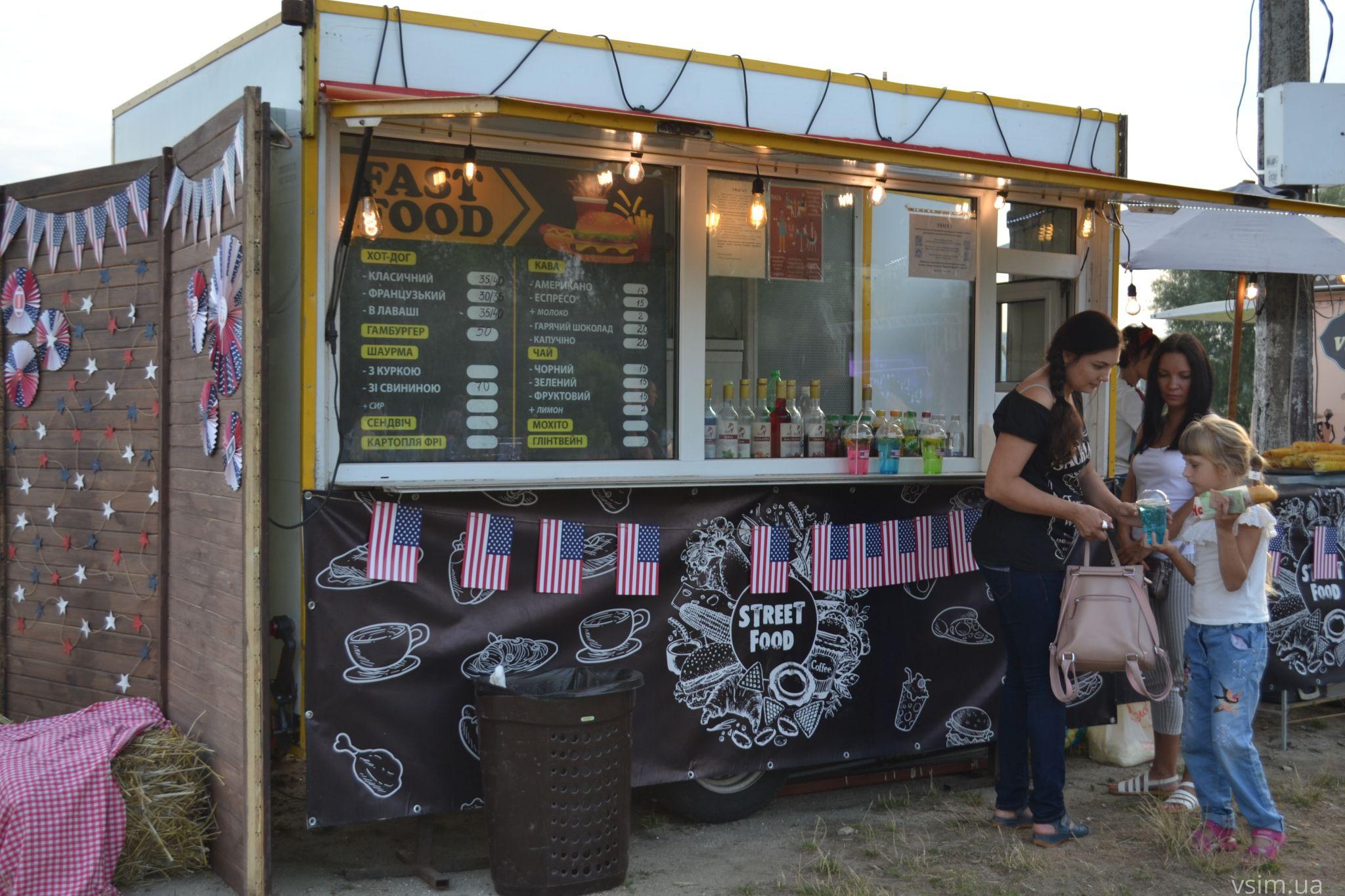 Новини Хмельницького - фото з Фудкорт, музика та кіно: у Молодіжному парку триває «Американський пікнік» (ФОТО, ВІДЕО)