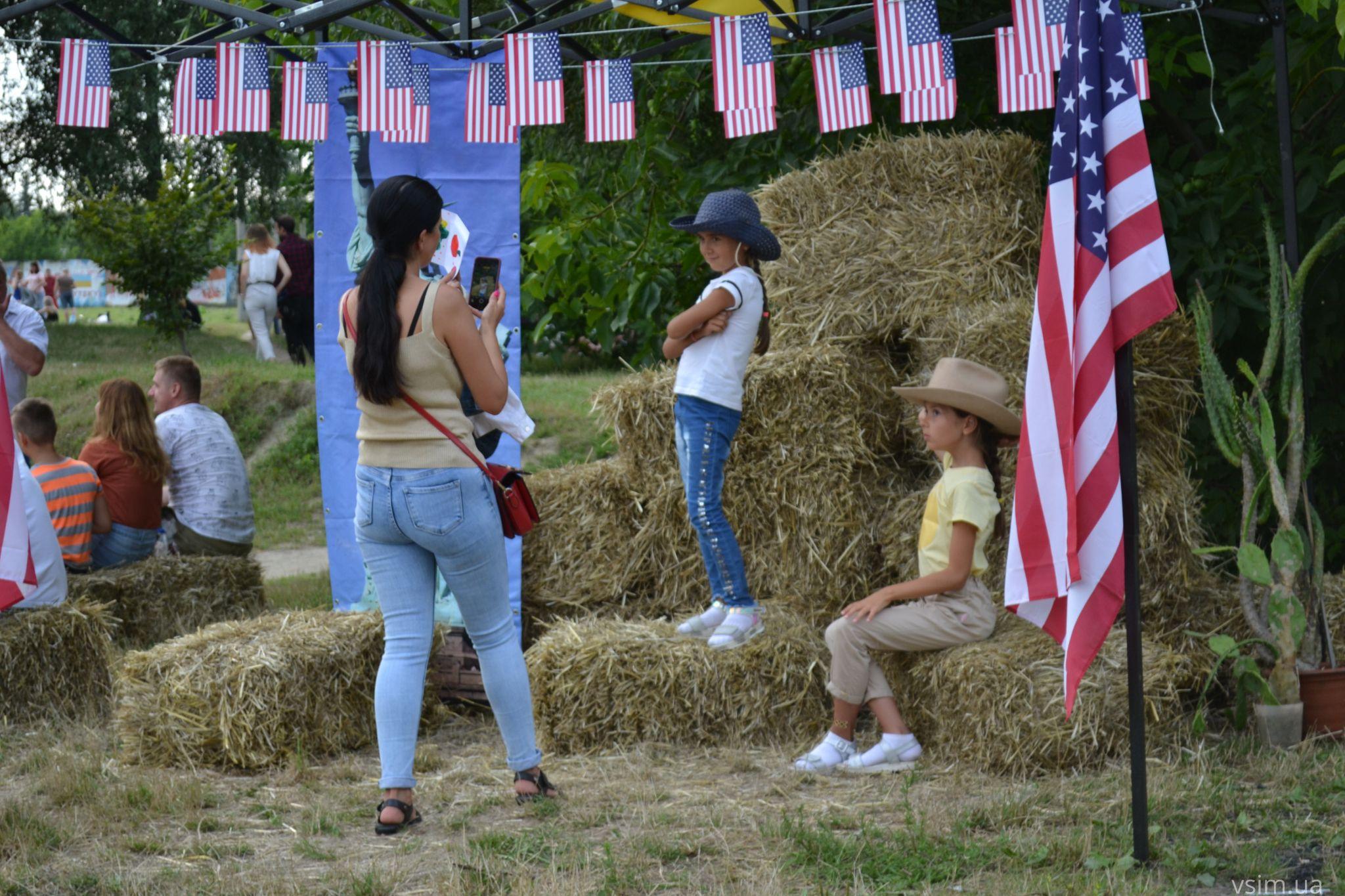 Новини Хмельницького - фото з Фудкорт, музика та кіно: у Молодіжному парку триває «Американський пікнік» (ФОТО, ВІДЕО)