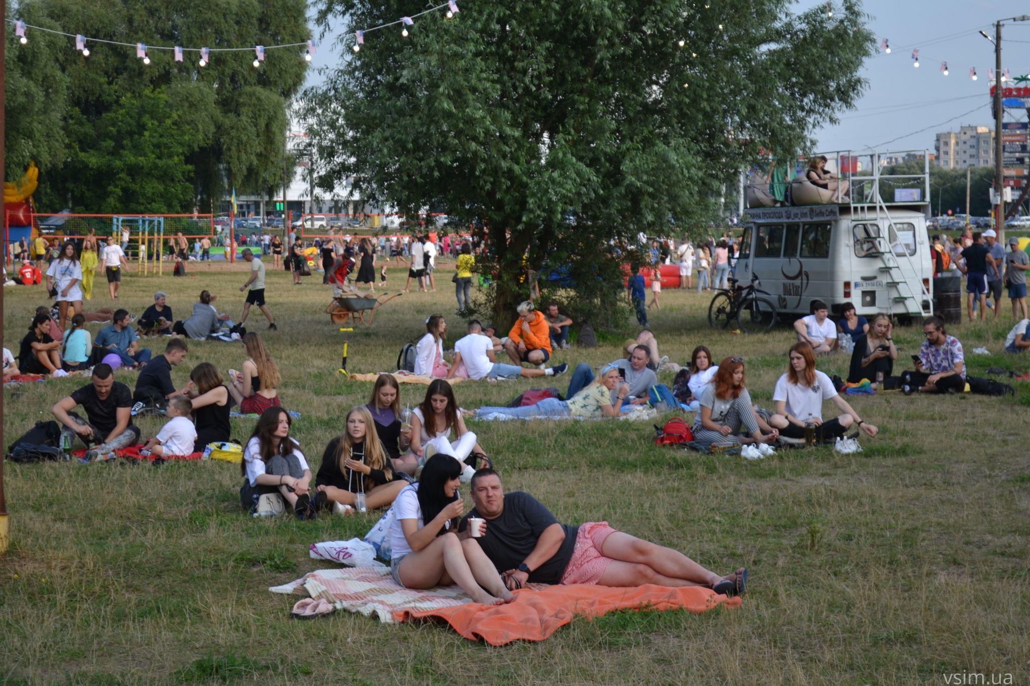 Новини Хмельницького - фото з Фудкорт, музика та кіно: у Молодіжному парку триває «Американський пікнік» (ФОТО, ВІДЕО)
