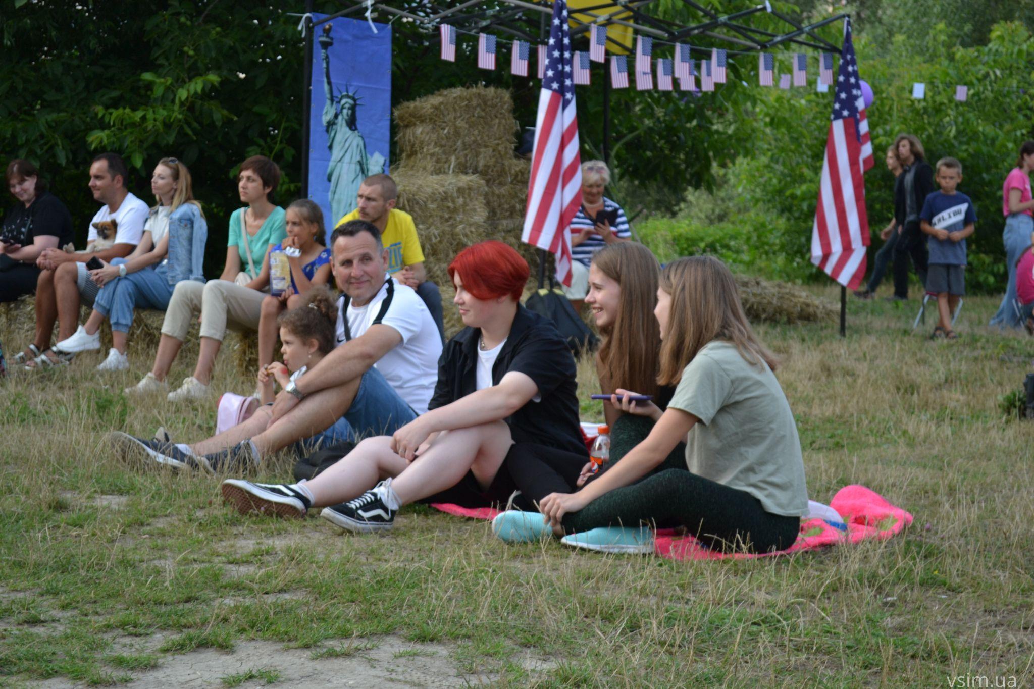 Новини Хмельницького - фото з Фудкорт, музика та кіно: у Молодіжному парку триває «Американський пікнік» (ФОТО, ВІДЕО)