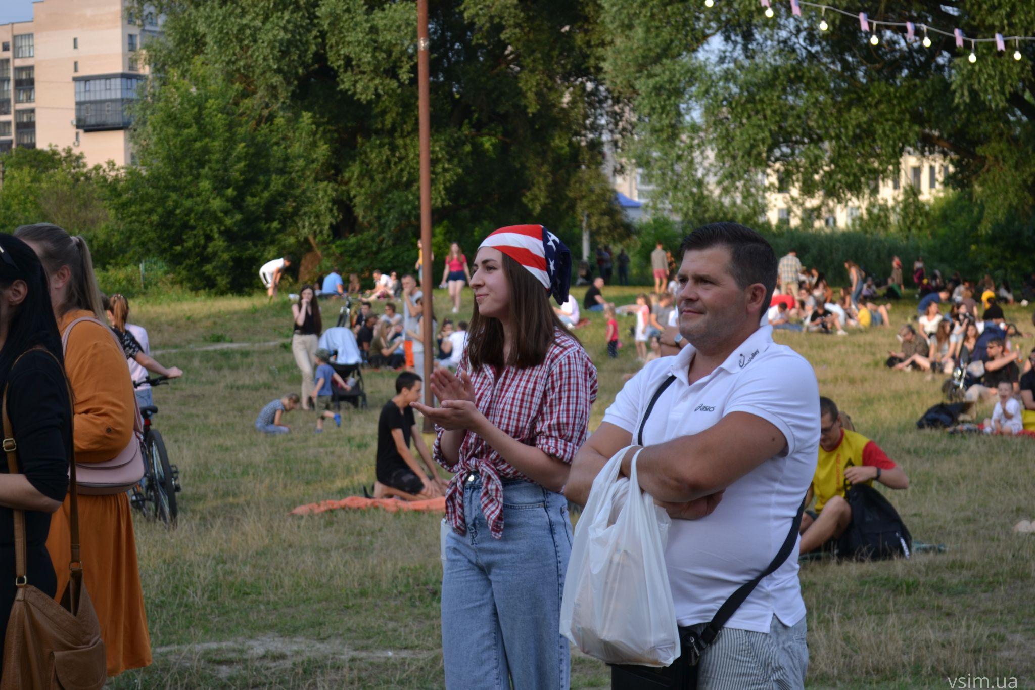 Новини Хмельницького - фото з Фудкорт, музика та кіно: у Молодіжному парку триває «Американський пікнік» (ФОТО, ВІДЕО)