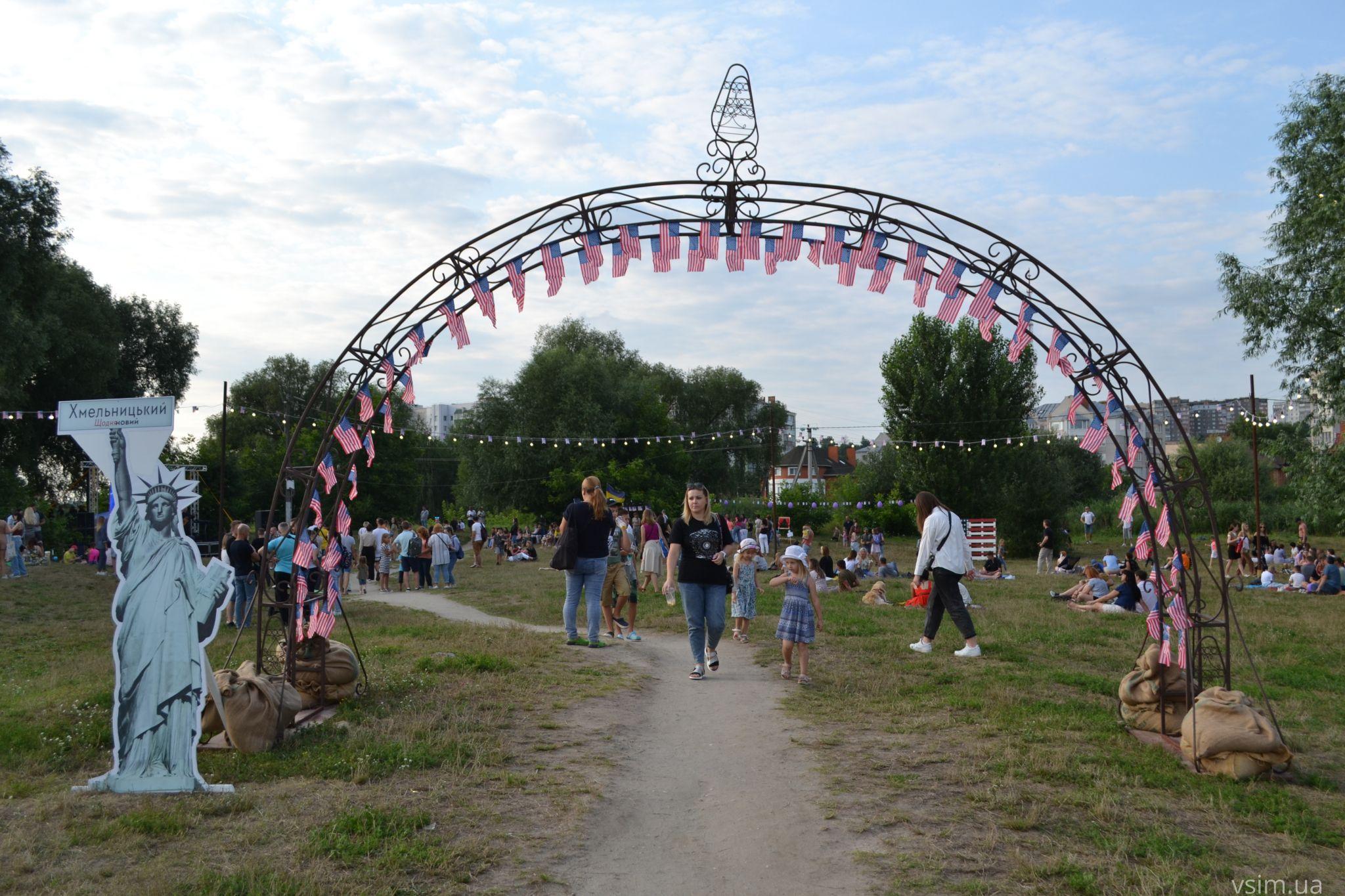 Новини Хмельницького - фото з Фудкорт, музика та кіно: у Молодіжному парку триває «Американський пікнік» (ФОТО, ВІДЕО)