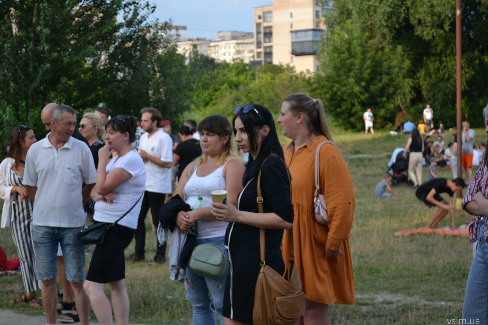 Новини Хмельницького - фото з Фудкорт, музика та кіно: у Молодіжному парку триває «Американський пікнік» (ФОТО, ВІДЕО)