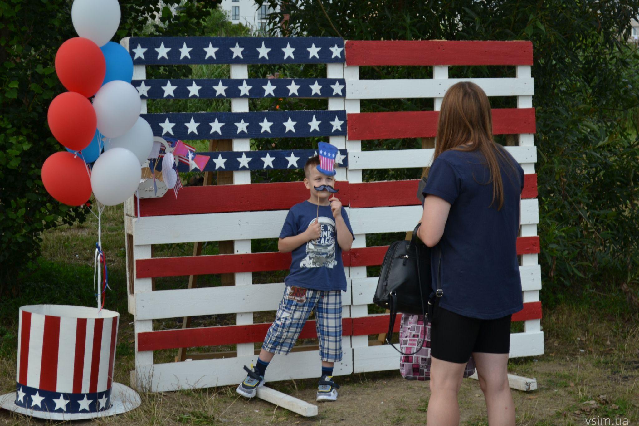 Новини Хмельницького - фото з Фудкорт, музика та кіно: у Молодіжному парку триває «Американський пікнік» (ФОТО, ВІДЕО)