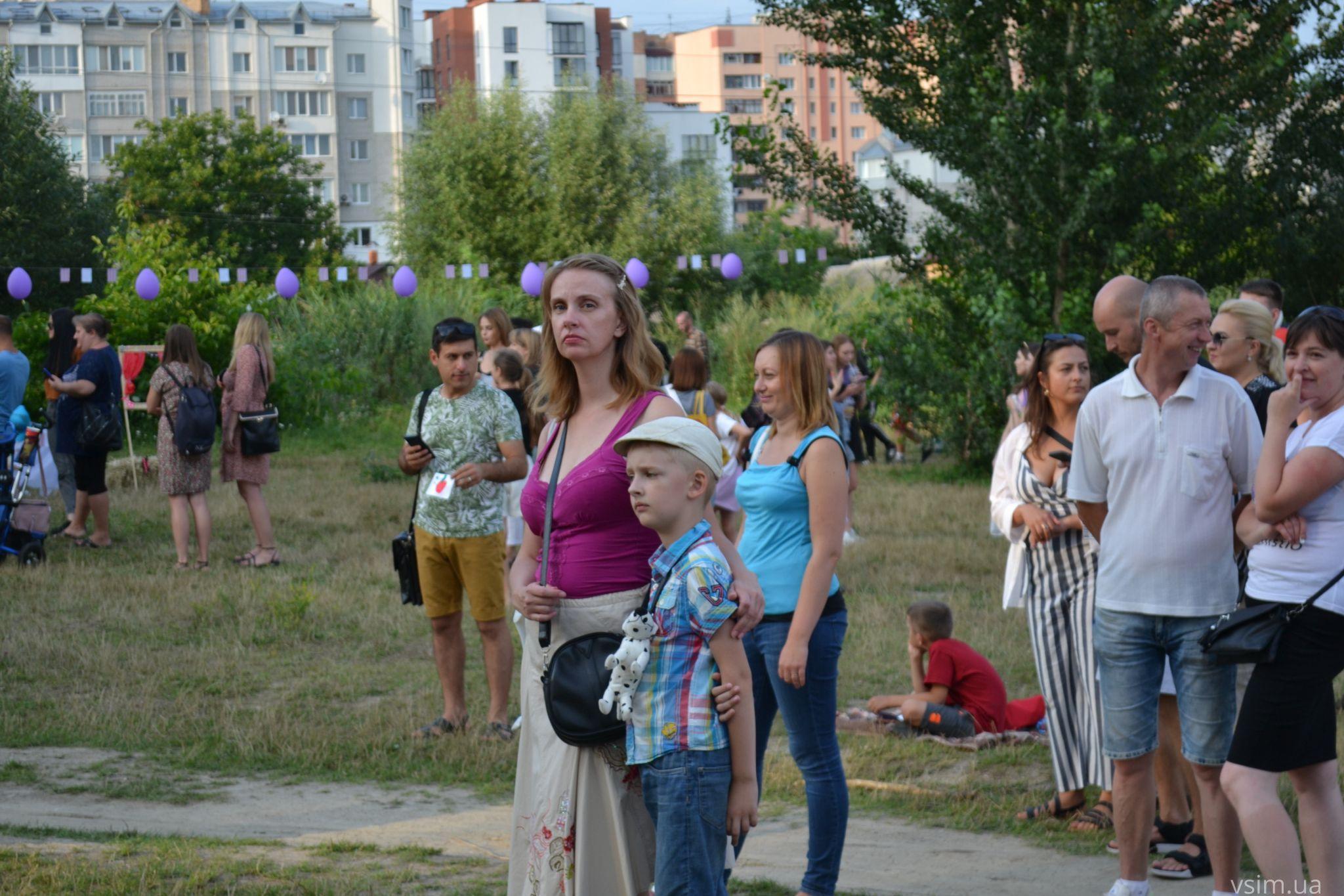 Новини Хмельницького - фото з Фудкорт, музика та кіно: у Молодіжному парку триває «Американський пікнік» (ФОТО, ВІДЕО)