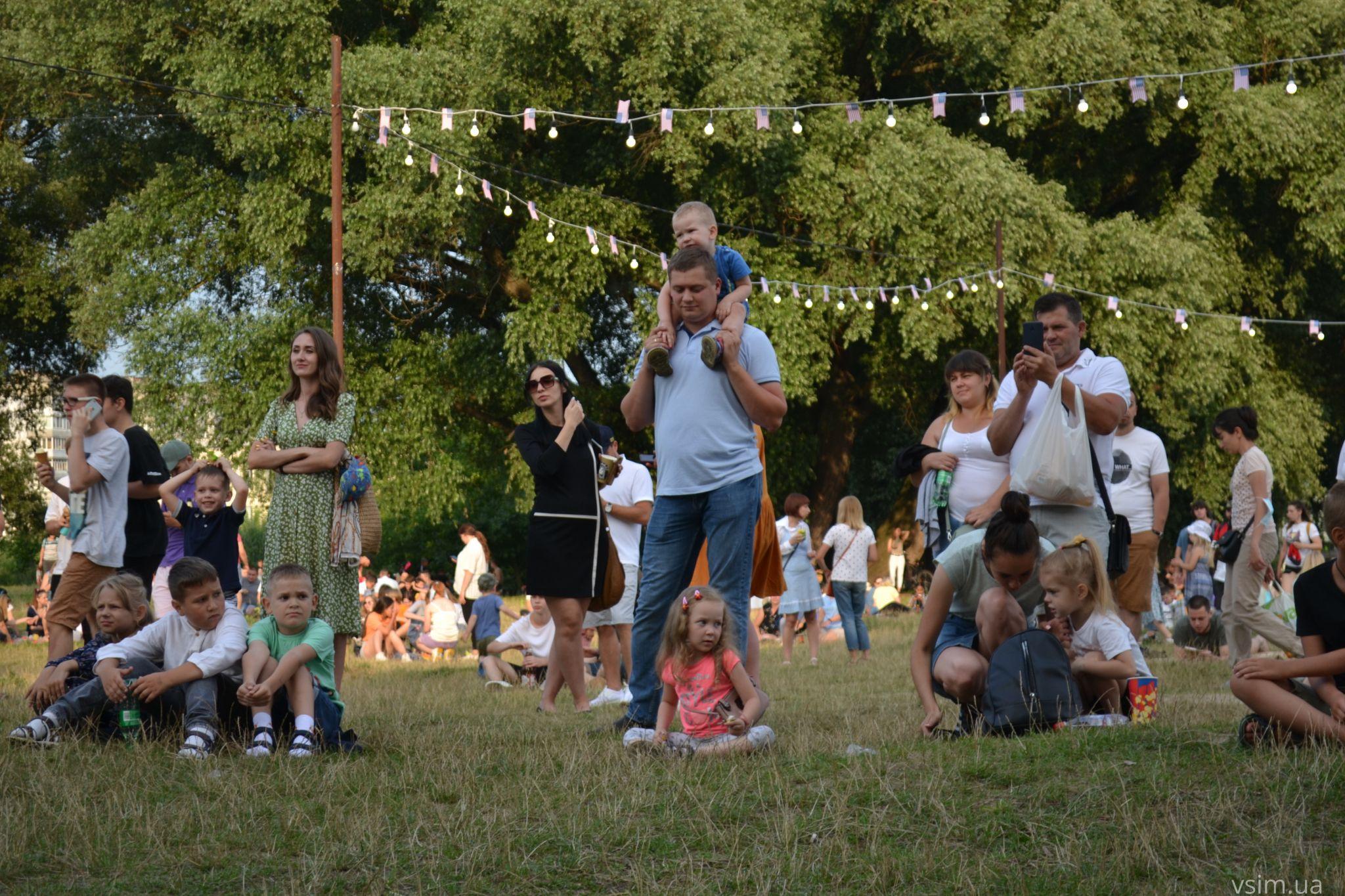 Новини Хмельницького - фото з Фудкорт, музика та кіно: у Молодіжному парку триває «Американський пікнік» (ФОТО, ВІДЕО)