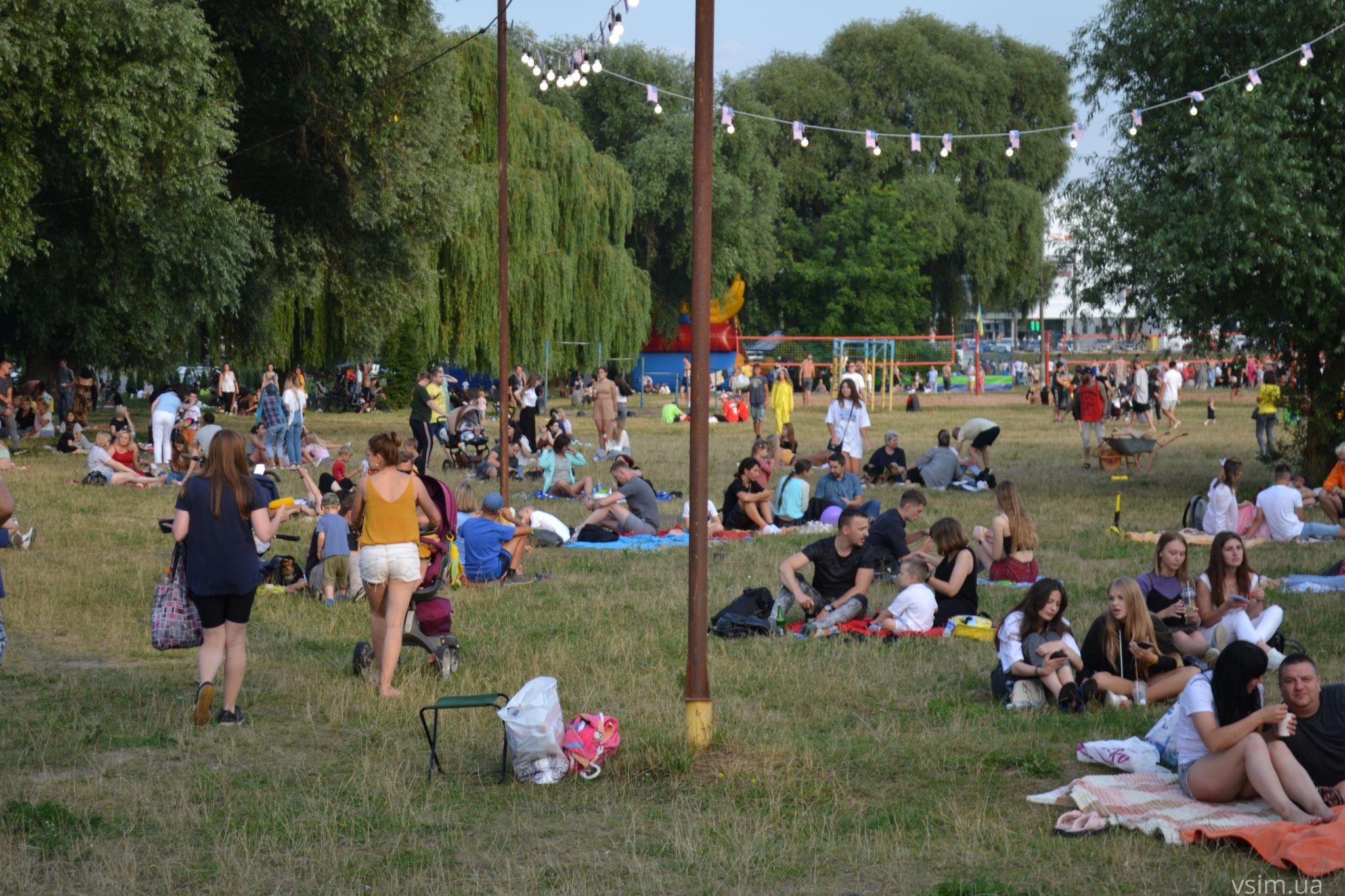 Новини Хмельницького - фото з Фудкорт, музика та кіно: у Молодіжному парку триває «Американський пікнік» (ФОТО, ВІДЕО)
