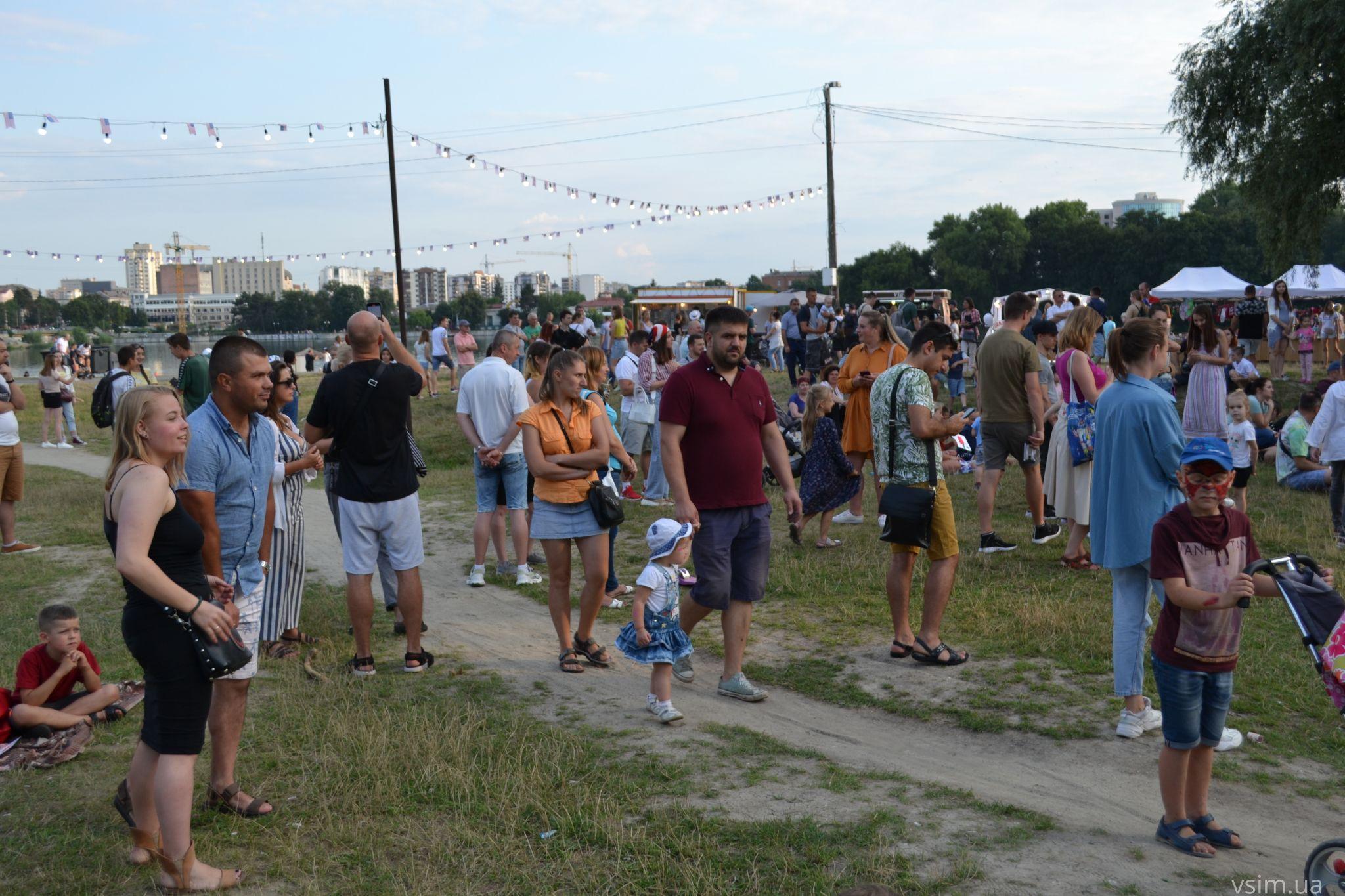 Новини Хмельницького - фото з Фудкорт, музика та кіно: у Молодіжному парку триває «Американський пікнік» (ФОТО, ВІДЕО)
