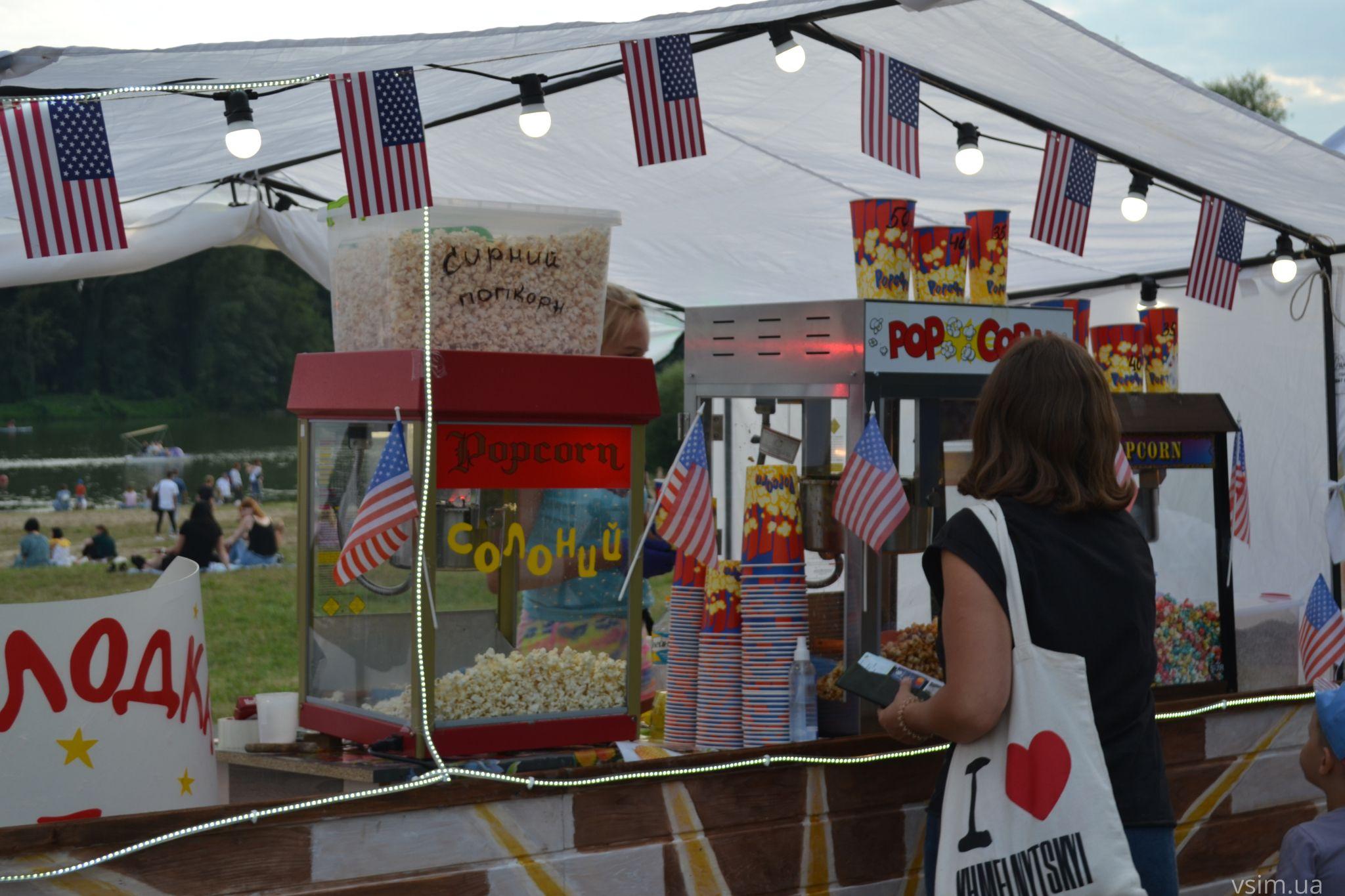Новини Хмельницького - фото з Фудкорт, музика та кіно: у Молодіжному парку триває «Американський пікнік» (ФОТО, ВІДЕО)