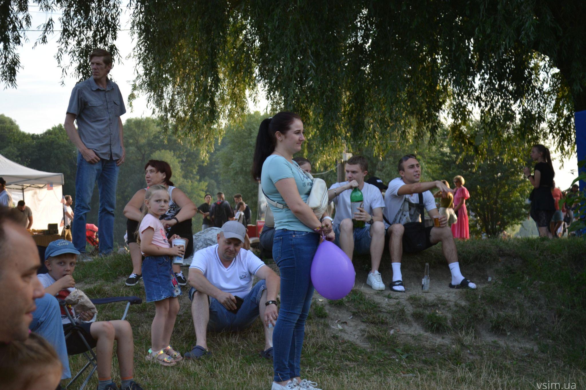 Новини Хмельницького - фото з Фудкорт, музика та кіно: у Молодіжному парку триває «Американський пікнік» (ФОТО, ВІДЕО)