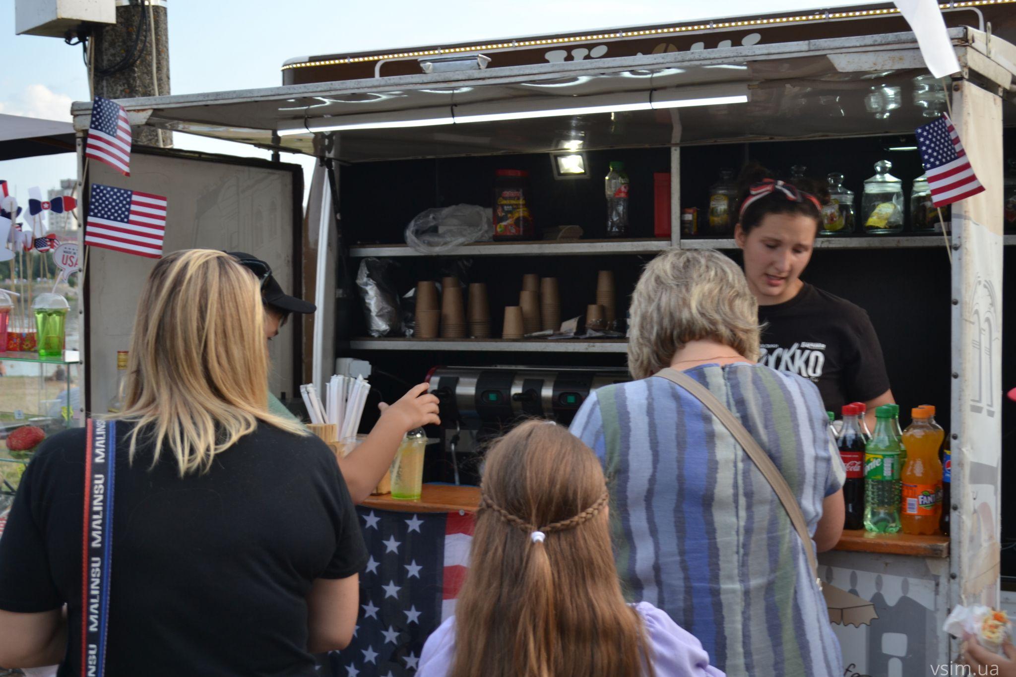 Новини Хмельницького - фото з Фудкорт, музика та кіно: у Молодіжному парку триває «Американський пікнік» (ФОТО, ВІДЕО)