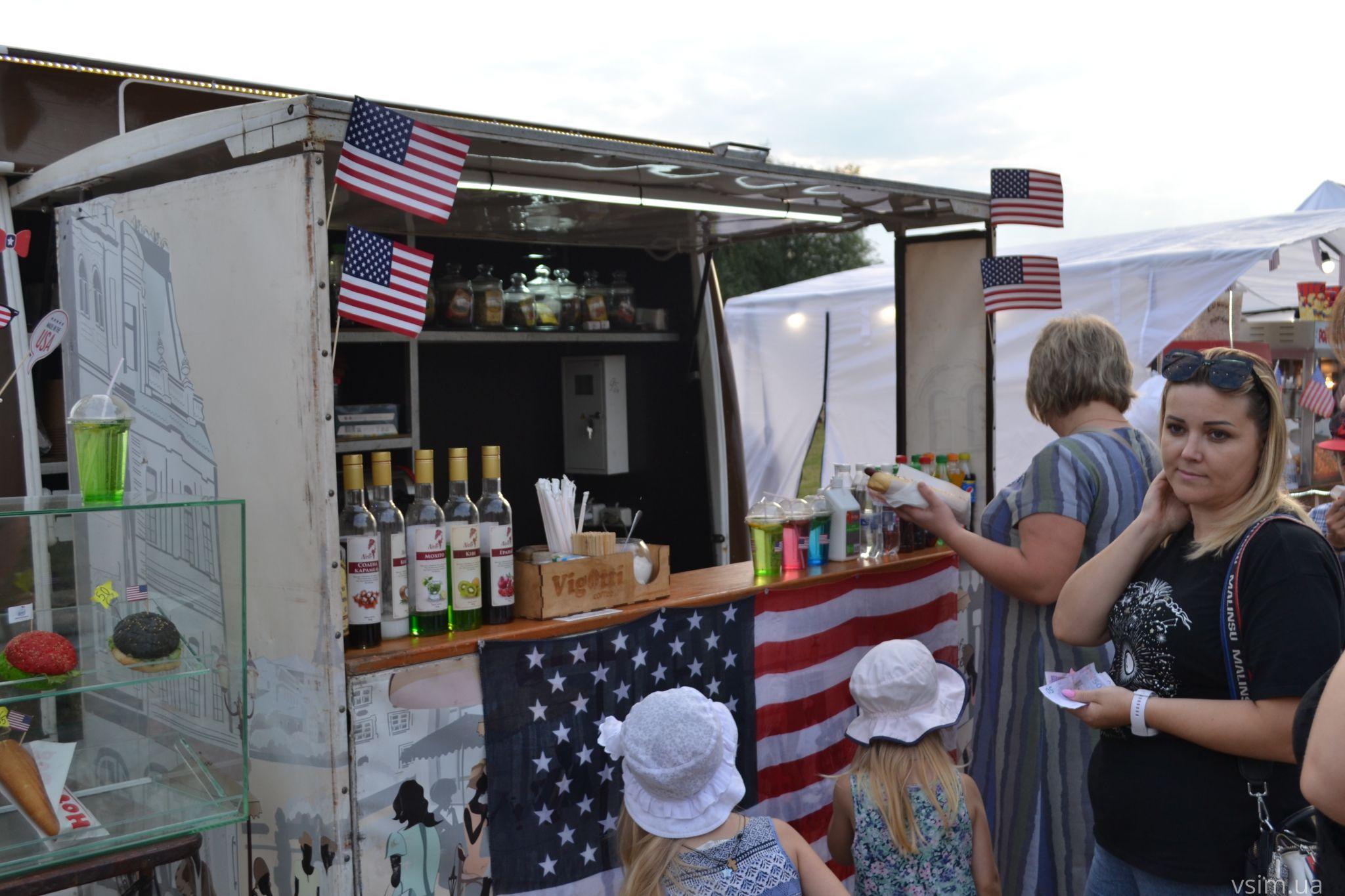 Новини Хмельницького - фото з Фудкорт, музика та кіно: у Молодіжному парку триває «Американський пікнік» (ФОТО, ВІДЕО)