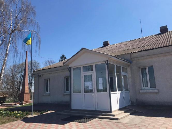 Новини Хмельницького - фото з У Лісових Гринівцях є “Висранка” і живуть депутати. Репортаж з села Нет описания.