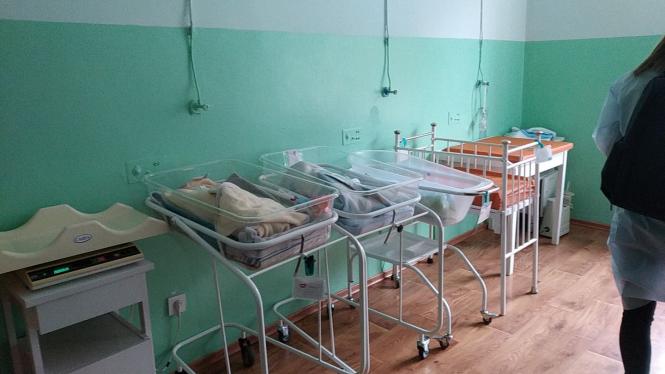 Новини Тернополя - фото з Мами їх не скривдили, дітки здорові. Репортаж із лікарні, куди за два дні підкинули трьох малят Немає опису.