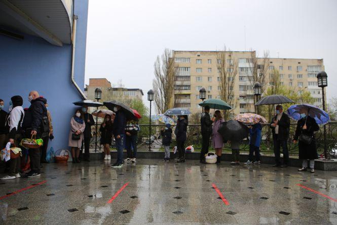 Новини Вінниці - фото з Скупчень не вдалося уникнути. Показуємо, як у вінницьких храмах святкують Великдень