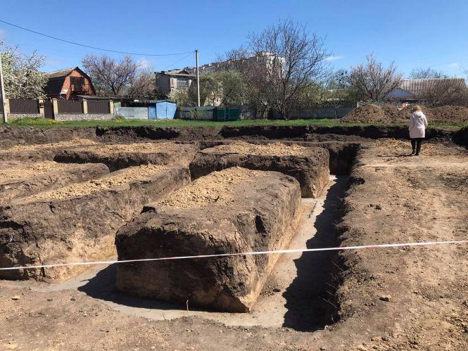 Новини Вінниці - фото з «Валяються черепи, зуби і кістки». В Тяжилові зводять будівлю на місці кладовища без перепоховання