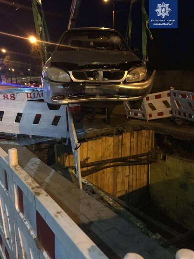 Новини Вінниці - фото з Lanos  у ямі на Лебединського. Кермувальник авто був п'яний та без прав