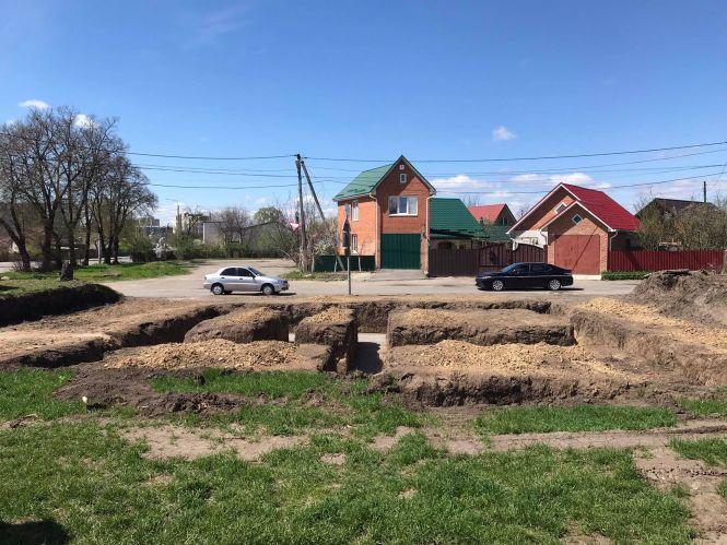 Новини Вінниці - фото з «Валяються черепи, зуби і кістки». В Тяжилові зводять будівлю на місці кладовища без перепоховання