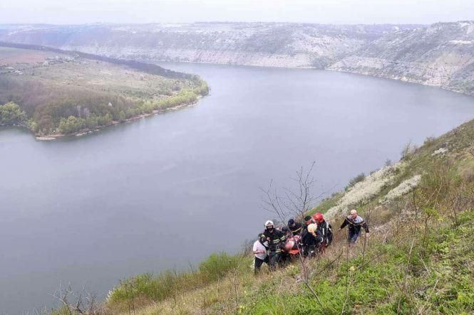 Новини Хмельницького - фото з BMW злетів зі скелі на Хмельниччині. У поліції повідомили деталі ДТП