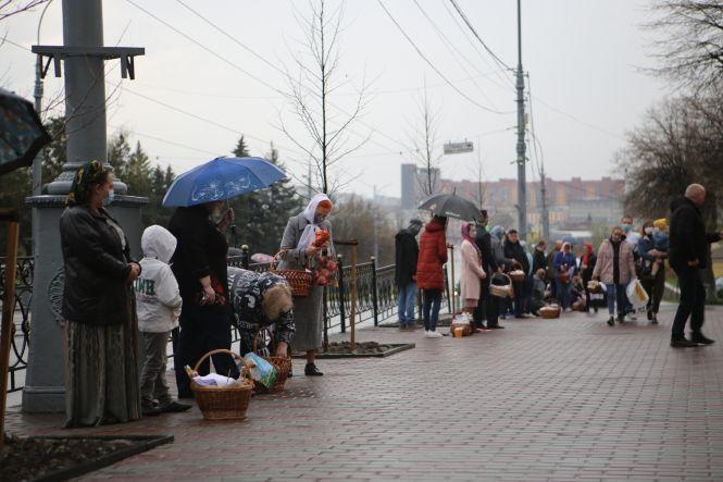 Новини Вінниці - фото з Натовпи біля храмів та 800 тисяч на аеропорт: важливе за 2 травня на 20minut.ua