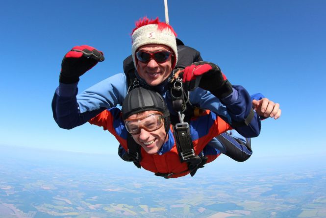 Новини Вінниці - фото з Будинок на кістках та ціна на стрибок з парашутом: важливе за 3 травня на 20minut.ua Підкорюємо небо. Скільки коштує стрибнути з парашутом та політати на літаку