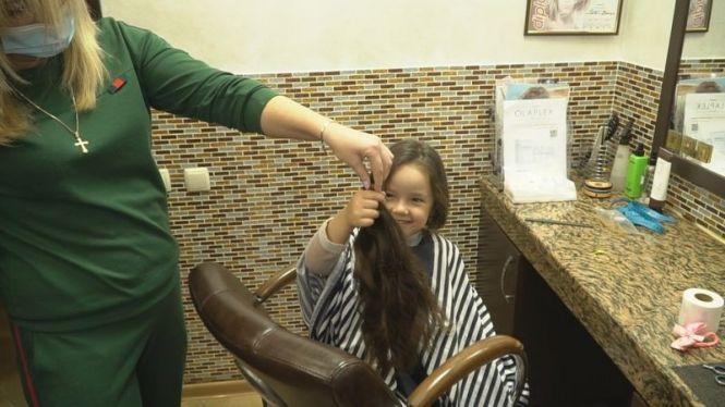 Новини Вінниці - фото з Юна вінницька тхеквондистка обрізала волосся, щоб допомогти хлопчику з онко