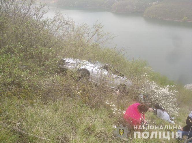 Новини Хмельницького - фото з BMW злетів зі скелі на Хмельниччині. У поліції повідомили деталі ДТП