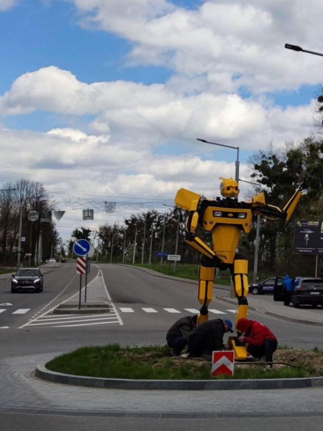 Новини Вінниці - фото з ФОТО ДНЯ. На околиці Вінниці встановили величезного трансформера