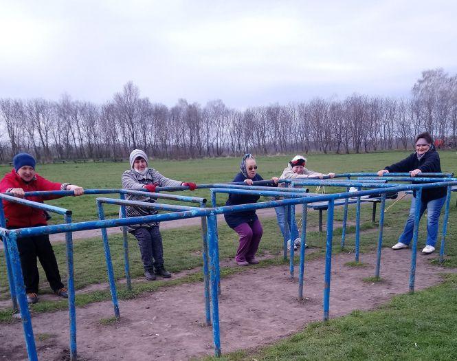 Новини Козятина - фото з Як підопічні терцентру скандинавською ходьбою займалися