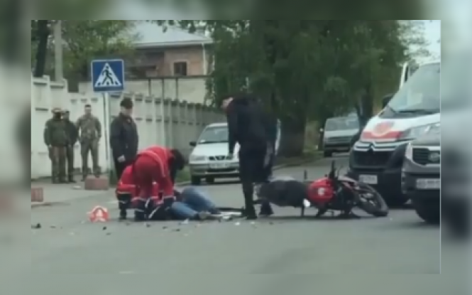 Новини Вінниці - фото з «Виглядає страшно». На Стрілецькій в аварію потрапив мотоцикл
