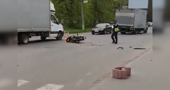 Новини Вінниці - фото з «Виглядає страшно». На Стрілецькій в аварію потрапив мотоцикл