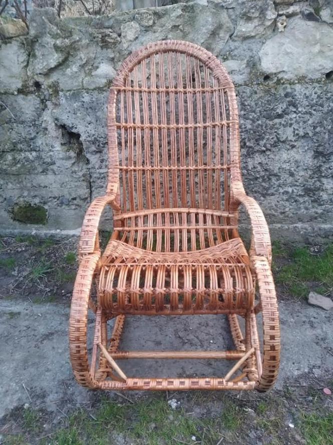 Новини Тернополя - фото з Кошики, крісла та столи: чоловік з Кременеччини майже 40 років займається лозоплетінням Немає опису світлини.
