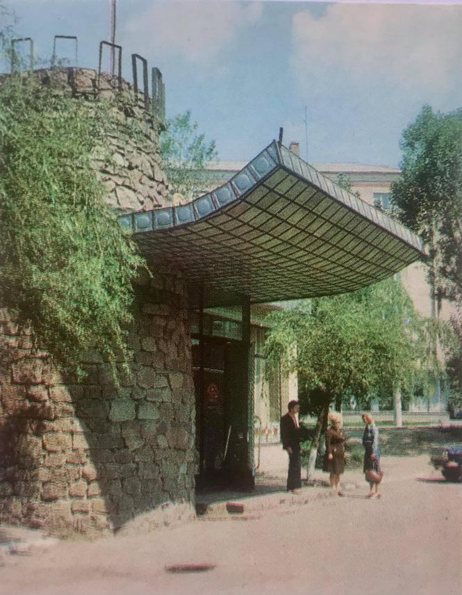 Новини Хмельницького - фото з Ресторан “Турист” у Хмельницькому: історія закладу із фонтаном, який став казино Возможно, это изображение (на открытом воздухе)