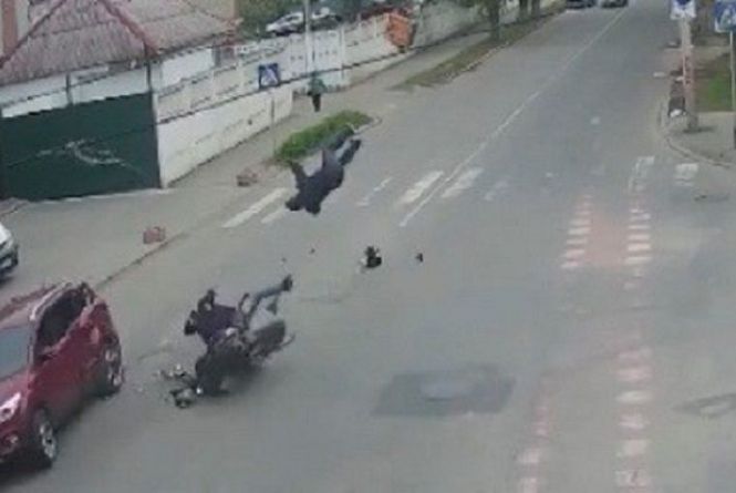 Новини Вінниці - фото з Смертельна пожежа на Бевза та ДТП з мотоциклом: важливе за 6 травня на 20minut.ua Мотоцикліста перекрутило в повітрі кілька разів. З'явилося відео з ДТП на Стрілецькій