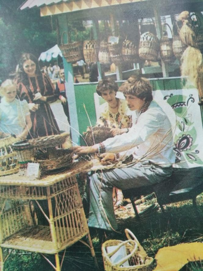 Новини Тернополя - фото з Кошики, крісла та столи: чоловік з Кременеччини майже 40 років займається лозоплетінням На зображенні може бути: 1 особа