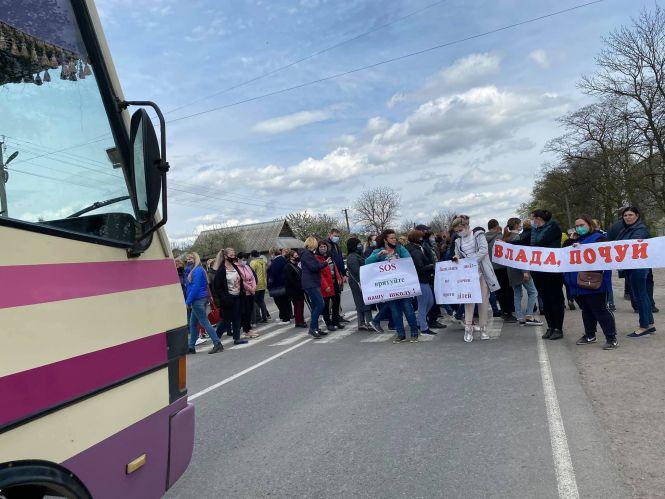 Новини Вінниці - фото з У Сутисках хочуть закрити школу. Люди вийшли на мітинг