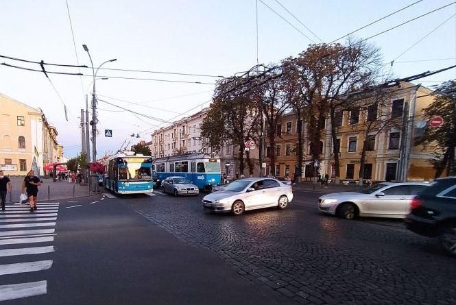 Через пасажирку без маски вранці 40 хвилин стояли трамваї