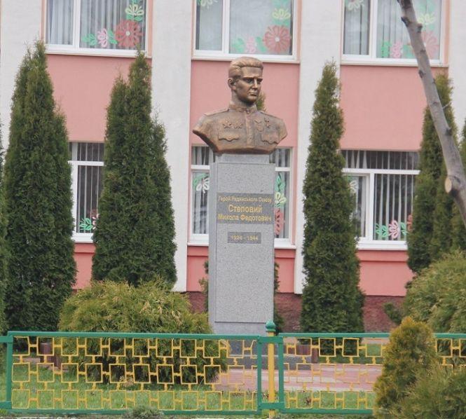 Новини Вінниці - фото з У 20 літ став Героєм колишнього Союзу. Відро вишень за розповідь про сина