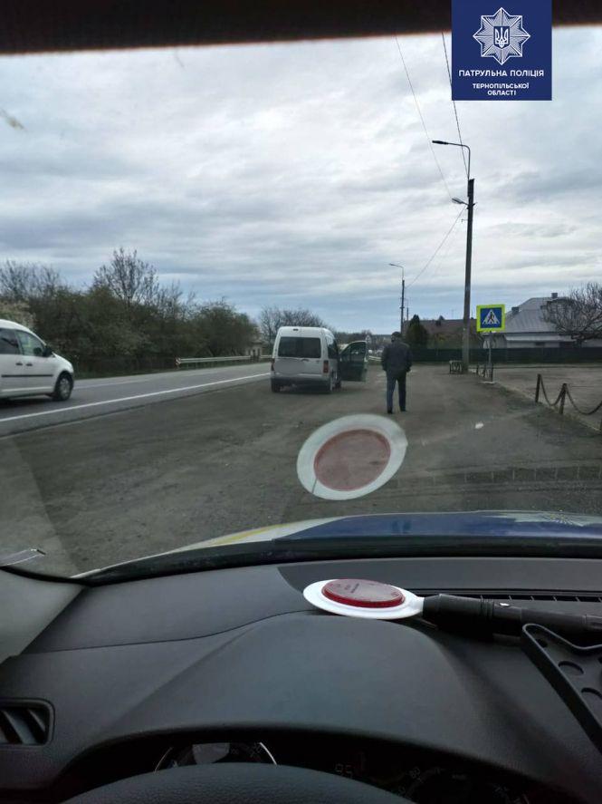 Новини Тернополя - фото з В Озерній чоловік, який перевищив швидкість, кинув патрульним 200 гривень