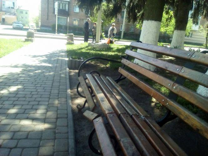 Новини Козятина - фото з Насмітили та зламали лавку: на ПРБ зафіксували наслідки святкувань